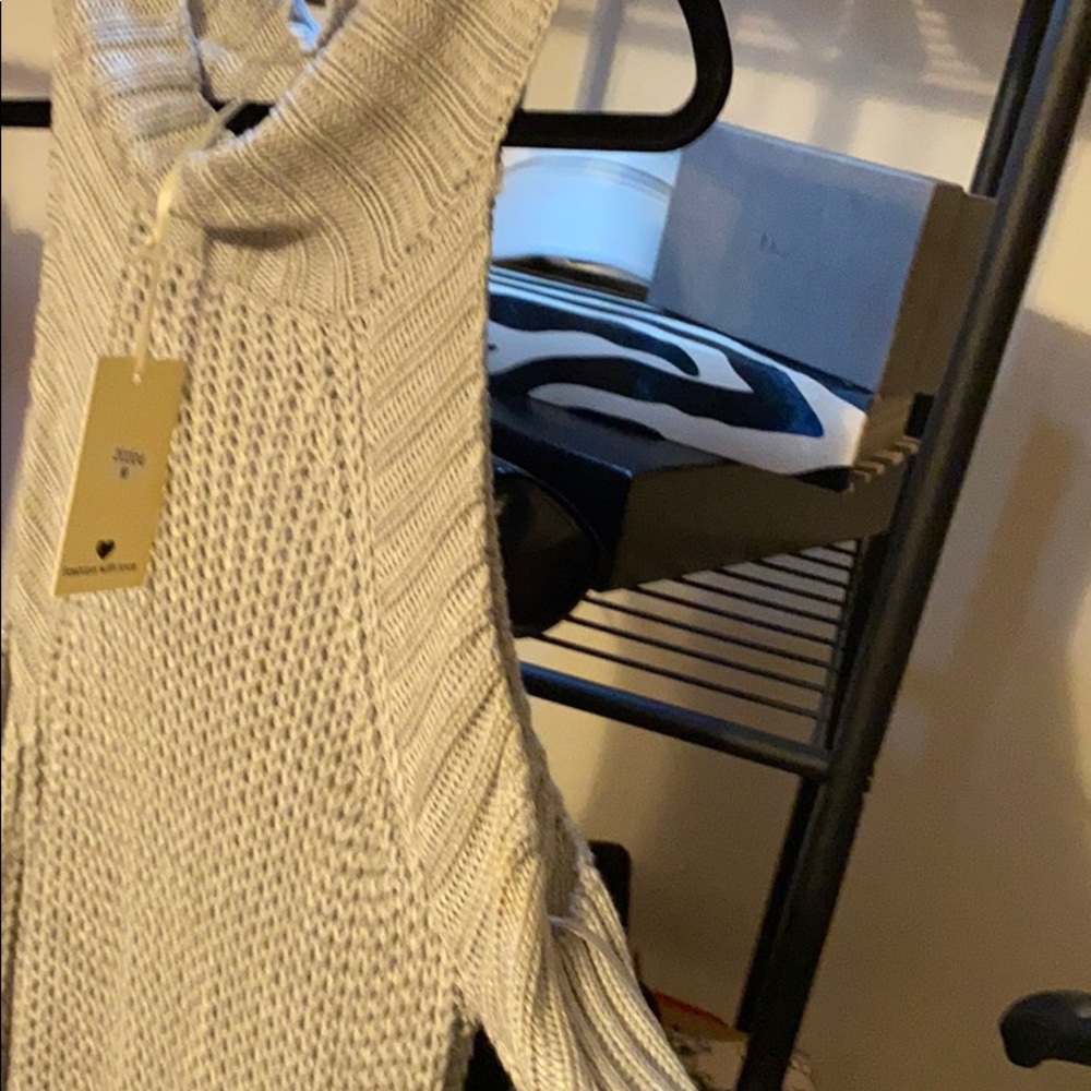 Women’s Sweater - Picture 3 of 4